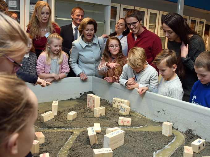 I Newtonrommet: Firda har eit samarbeid med den lokale barneskulen, og denne modellen lærer barna om kva flaum kan bety for en by. Foto: Sven Gj. Gjeruldsen, Det kongelege hoffet